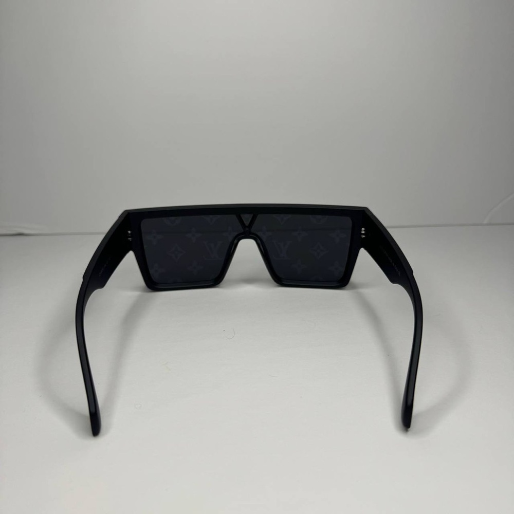 Black Louis Vutton Waimea sunglasses - Picture 5 of 7
